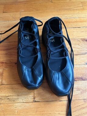 Black Lace-Up dance sneakers by Sansha